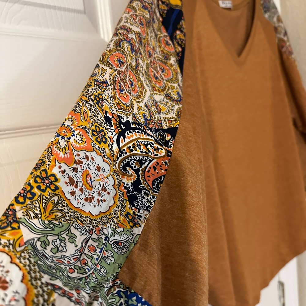 🌟 Women's Top with Patterned Sleeves 🌟